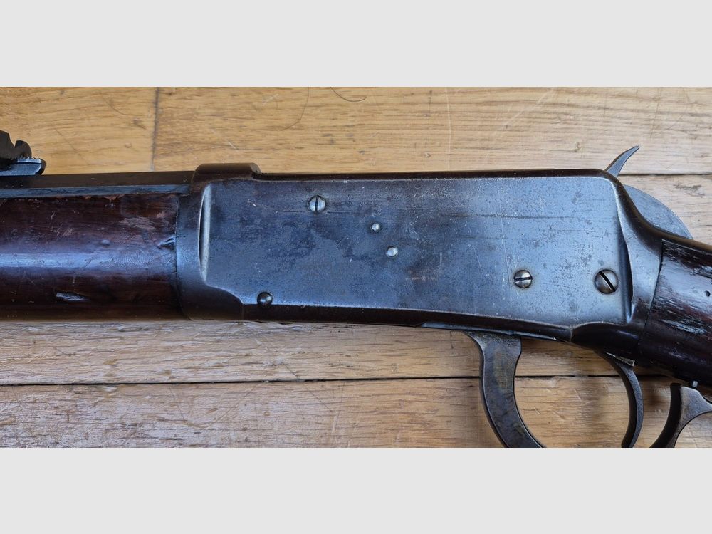 Piękna i rzadka Winchester Model 1894 – Wersja karabinu z ośmiokątną lufą (!) – Wyprodukowana przez Winchester New Haven w … 1896! – Jedna z pierwszych! – Kal. 38-55WCF PN! – CZARNY PROCH – Piękne drewno – Wspaniała lufa – Niezawodny mechanizm – Bardzo ładne oznaczenia na pięknym oksydowaniu – Broń do wyczyszczenia w doskonałym stanie! – TBE +, zdjęcie 33 z 38