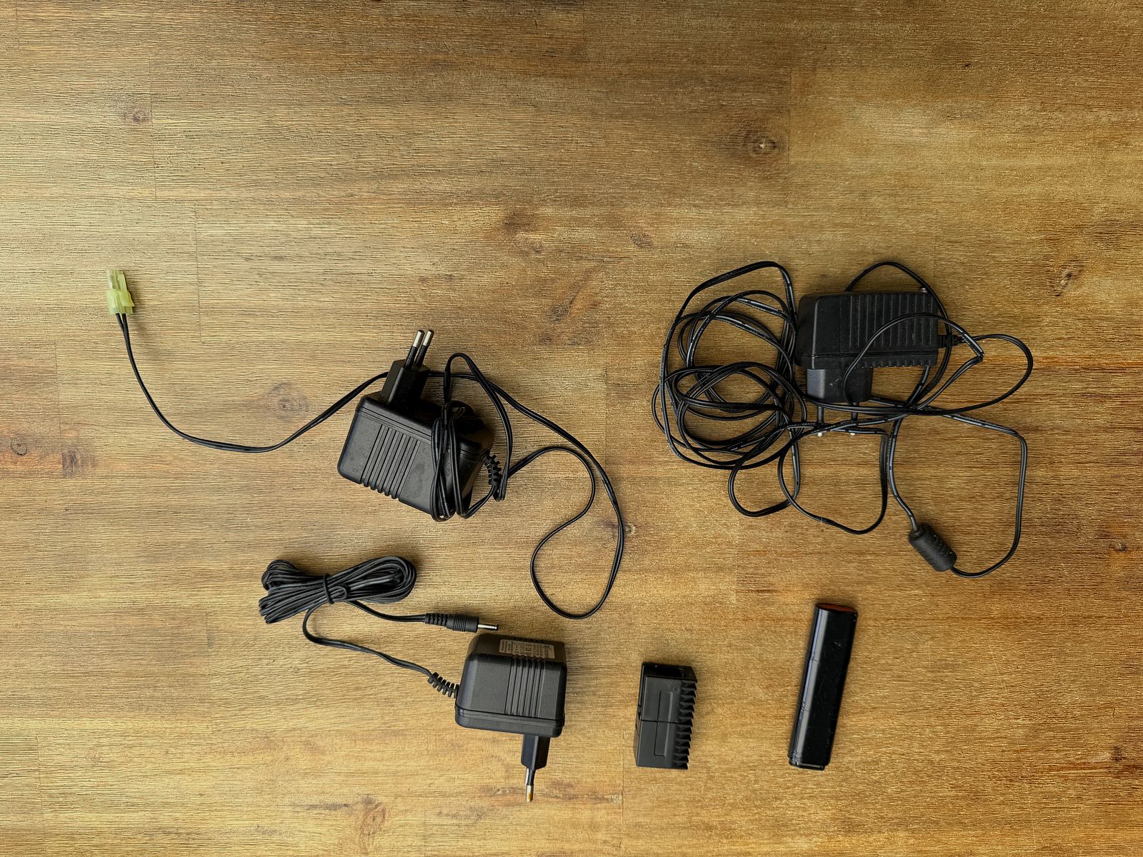 Verschiedene Softair-Waffen und Zubehör (Zielfernrohr, Magazine, Schalldämpfer, etc)