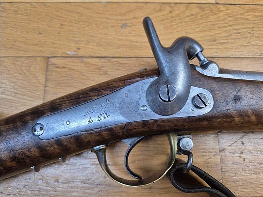 Rare fusil d&rsquo;infanterie de Marine Modèle 1842 T (pas T bis) – Manufacture Royale de Tulle 1847 – Modifié rayures et réparé à Tulle en 1861 – Macaron bien lisible et arme homogène – Magnifique bois avec beaux poinçons – Bon canon et état mécanique – TBE+