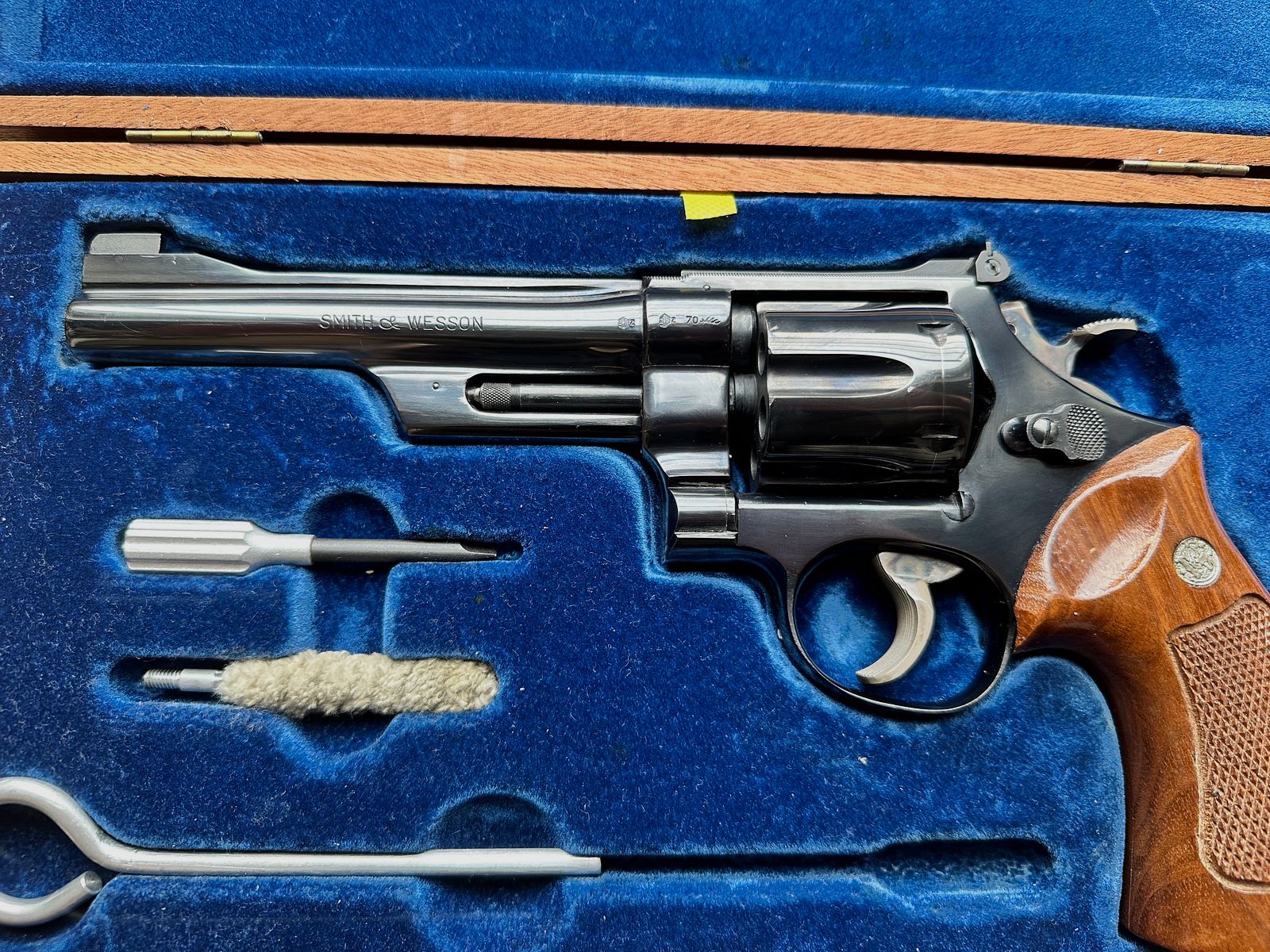 Smith & Wesson modèle 27-2 avec canon encastré et barillet rétracté