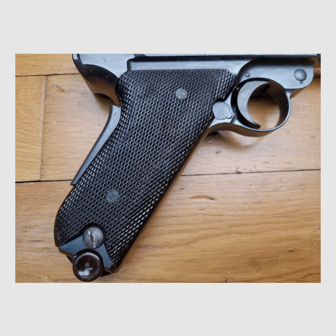 Sehr schöner Schweizer Luger P06/1929 – Kal. 7,65 Parabellum – eines der letzten Exemplare – Sehr seltenes Stück für den zivilen Markt (eines von 317!) – monomatrikulierter – Magazin im Modell – Ausgezeichneter Zustand!, Bild 14 von 19