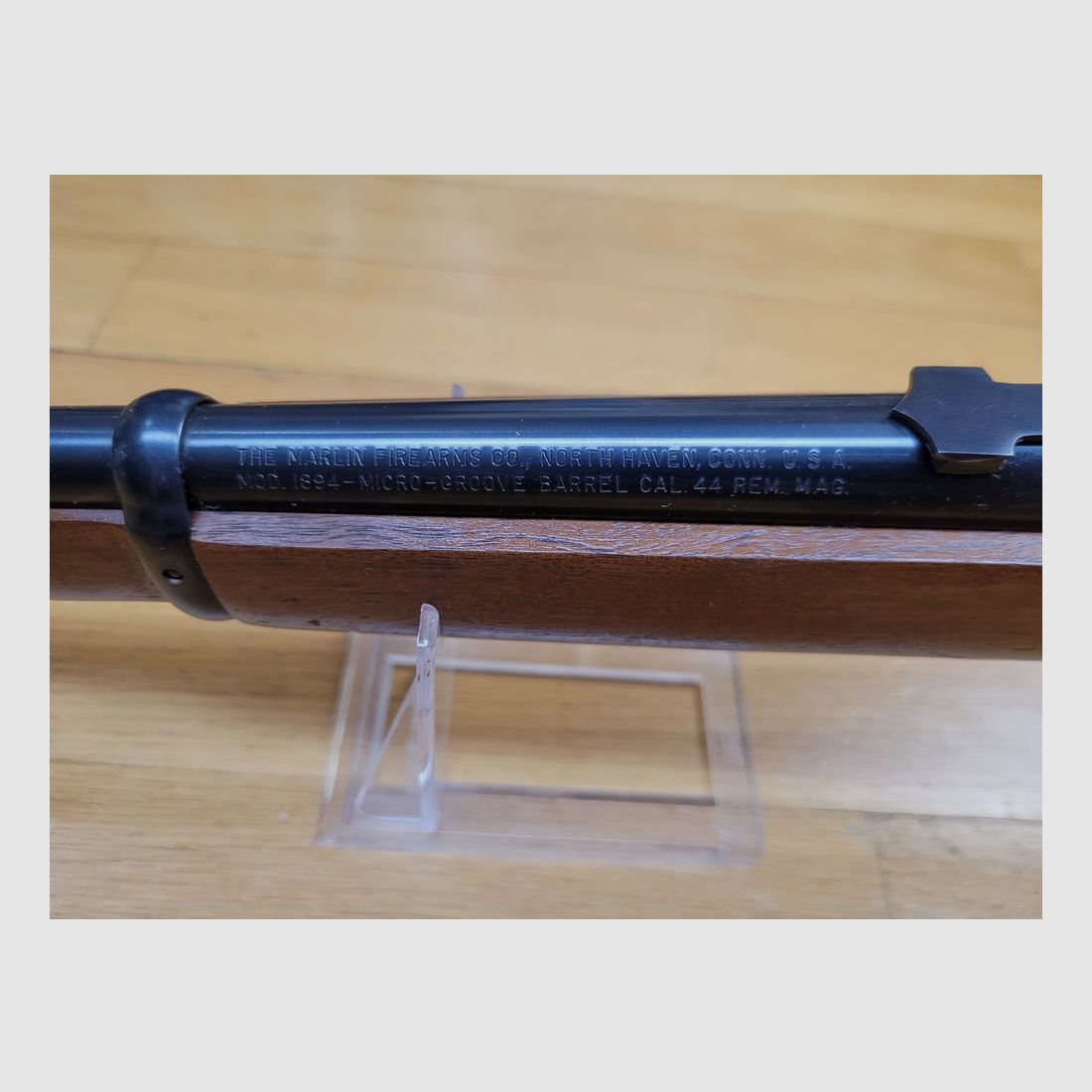 Belle et maniable carabine à levier sous garde Marlin modèle 1894 – Arme de 1971 – Cal.44 mag – 10+1 coups – Très belle crosse en noyer avec plaque de couche amortisseuse maison – Mécanique ultra fluide – Canon de 47 cm splendide – Une arme de tir universelle en TBE++, image 19 sur 27