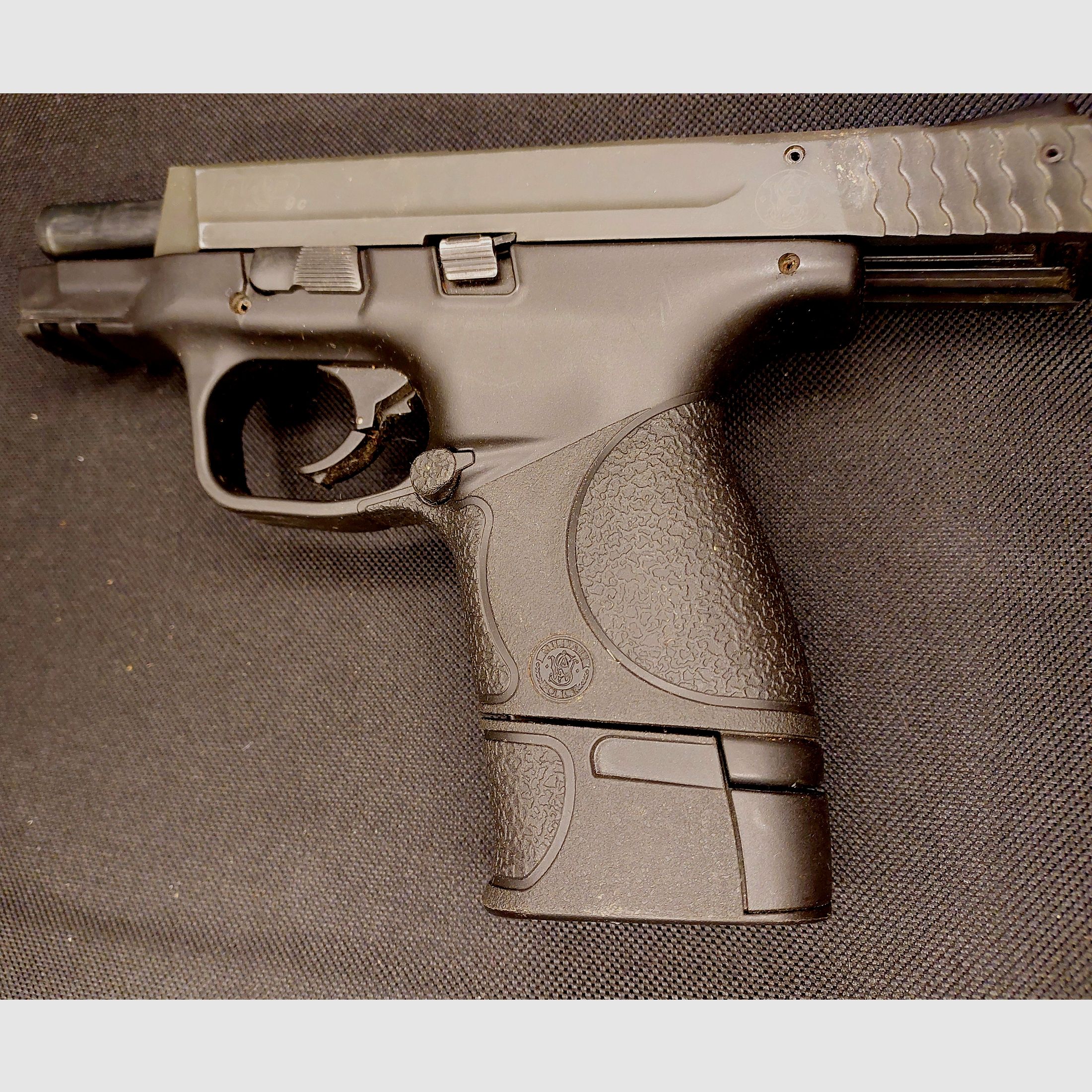 Smith & Wesson M&P 9C Schreckschusspistole, Kaliber 9mm P.A.K., in Schwarz (PTB 984) — mit 2 Magazinen (1x Standard, 1x verlängert XXL)