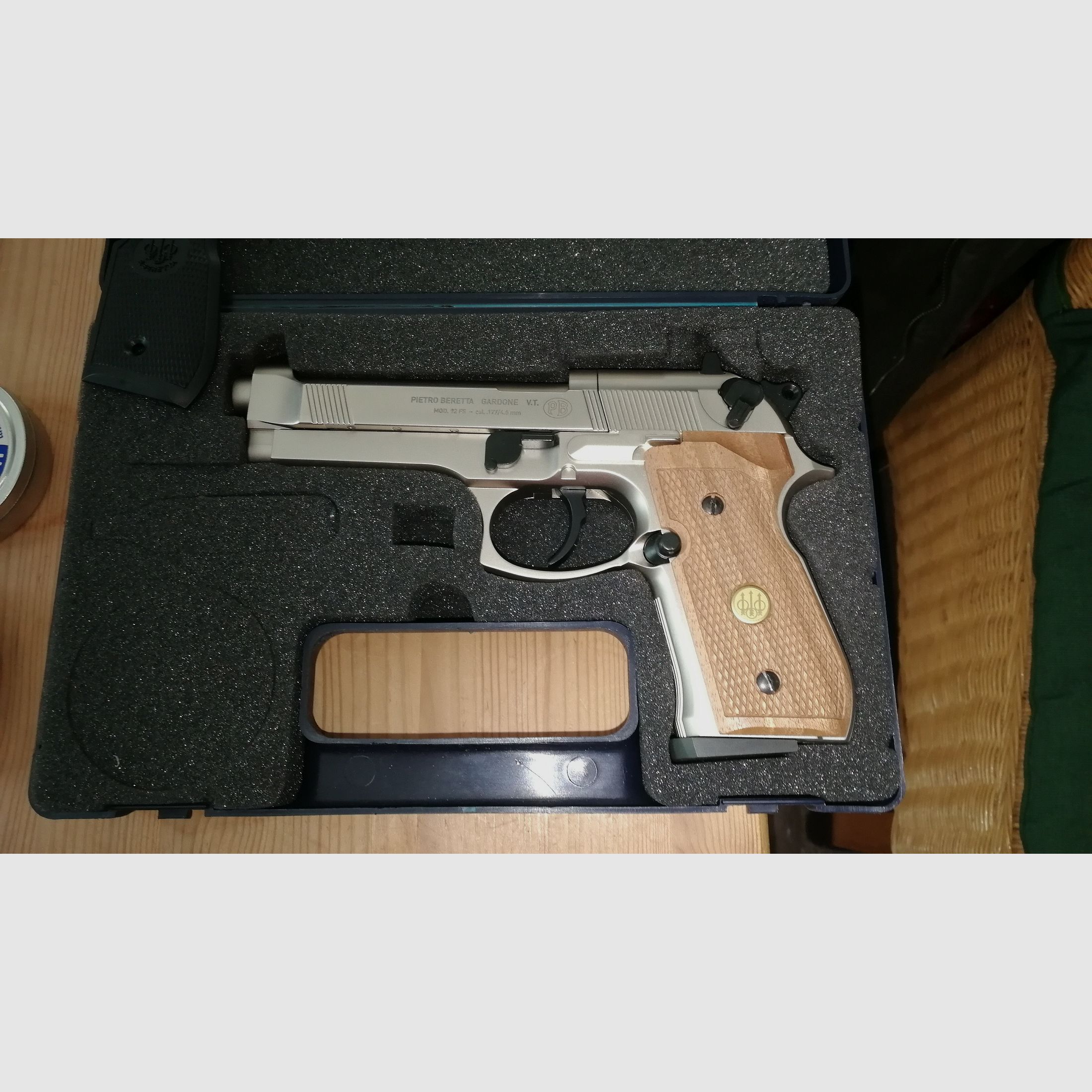 Beretta Mod. 92 FS vernickelte Luftpistole mit Holzgriff- und Kunststoffgriffschalen und viel Zubehör