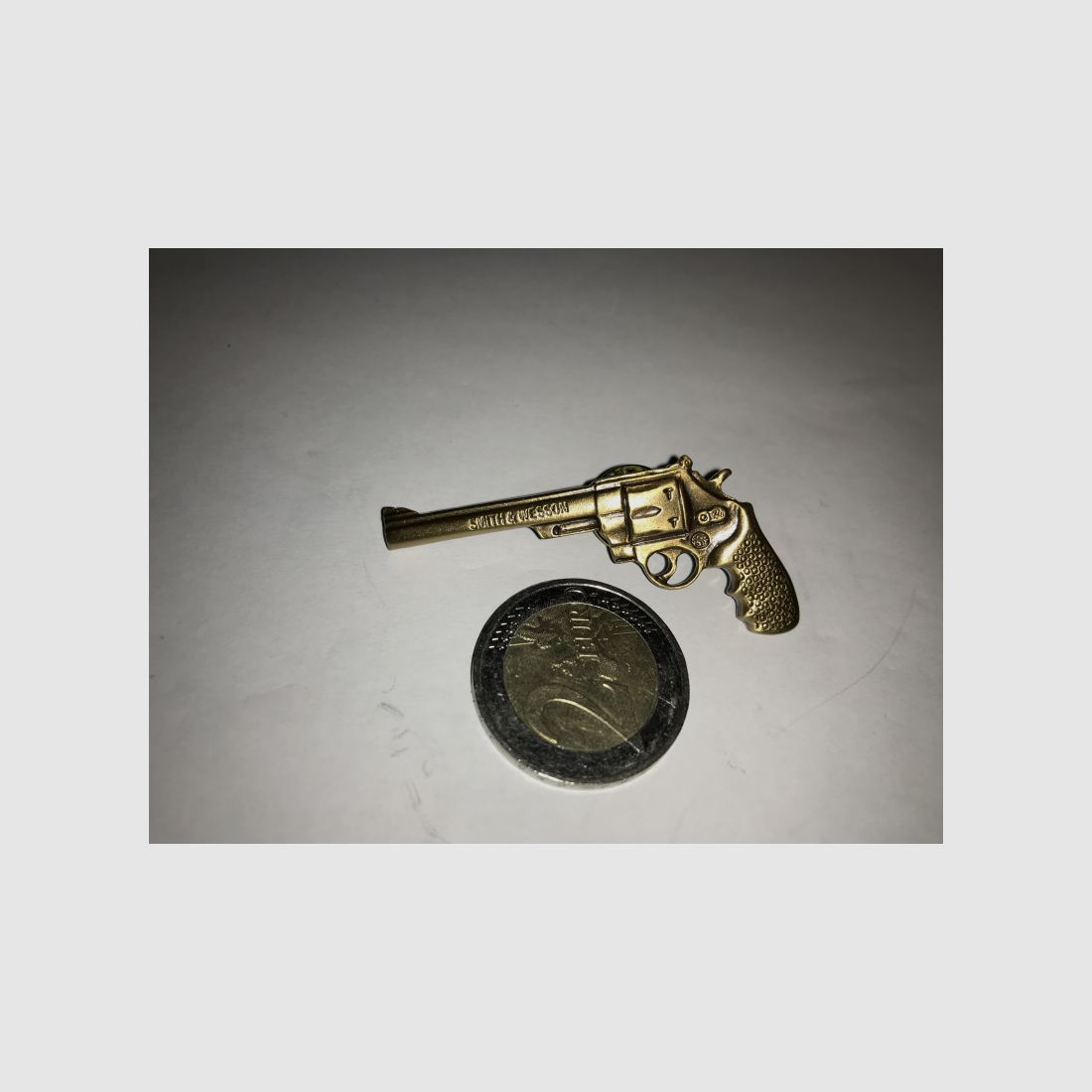 Sehr großer Smith&Wesson Revolver pin, aus Metall