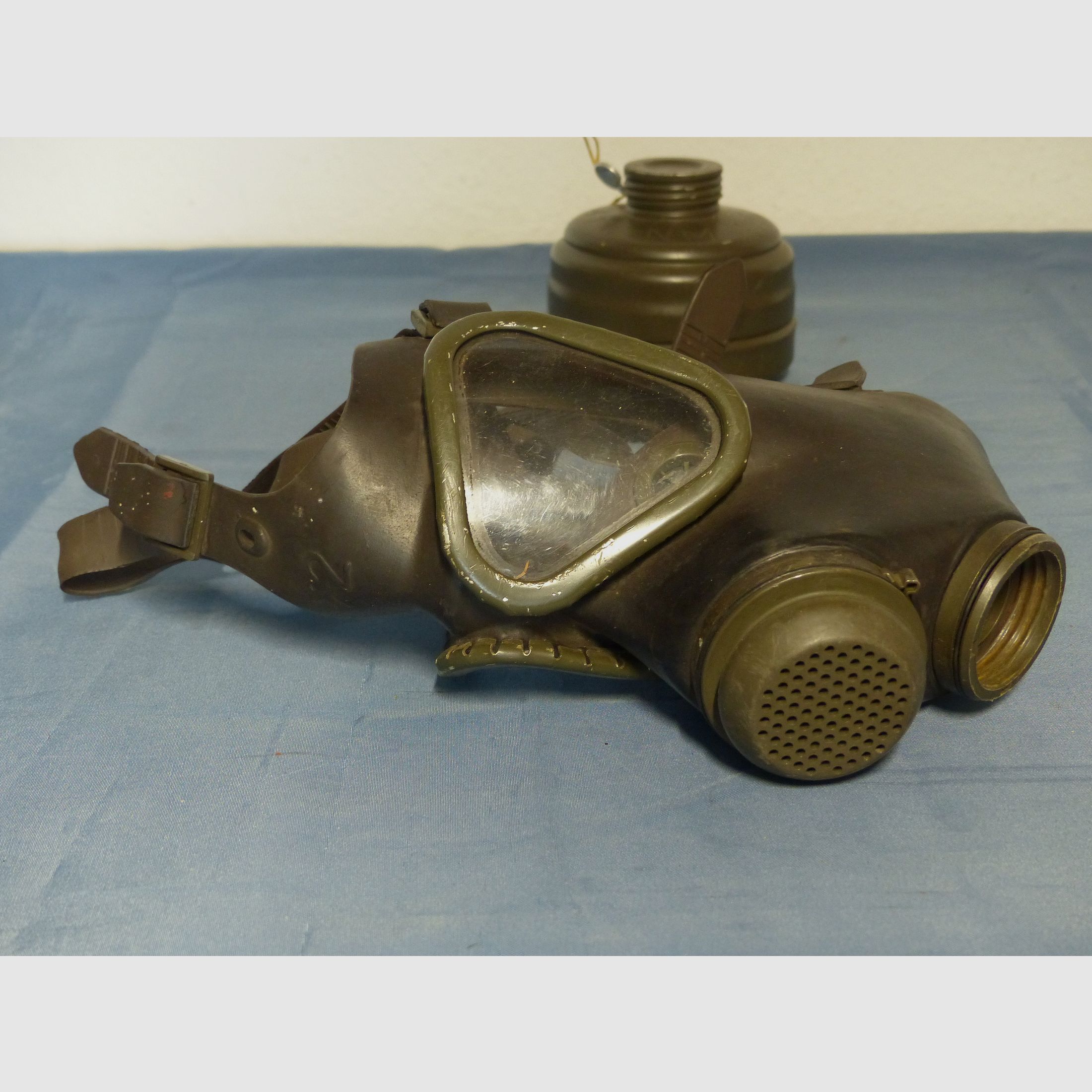Original Bundeswehr Gasmaske Atemschutz M 65 ABC mit Filter 70er