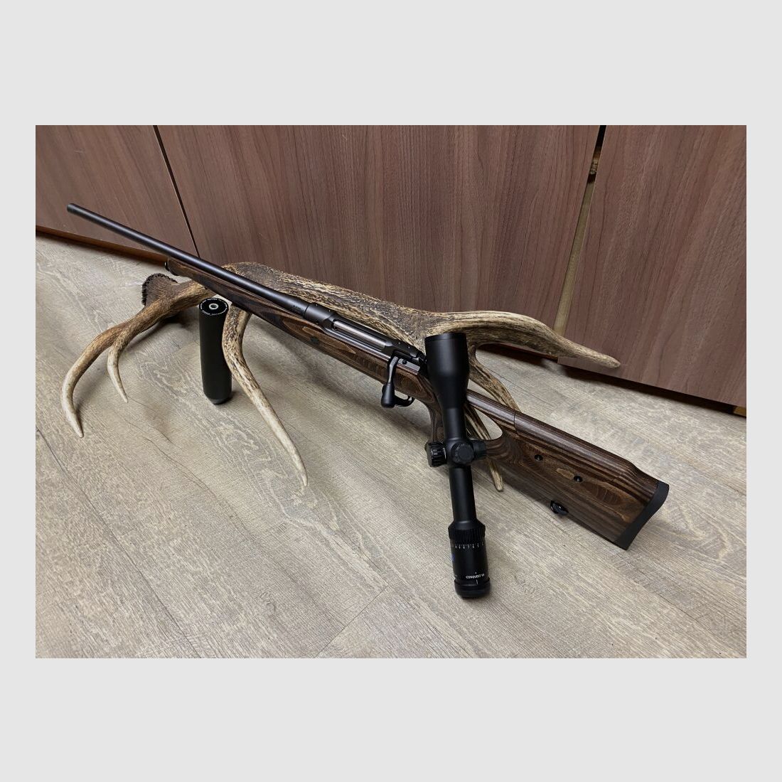 Sauer 101 GTI, links, mit Zeiss Conquest V6 2-12x50 M, mit Schiene