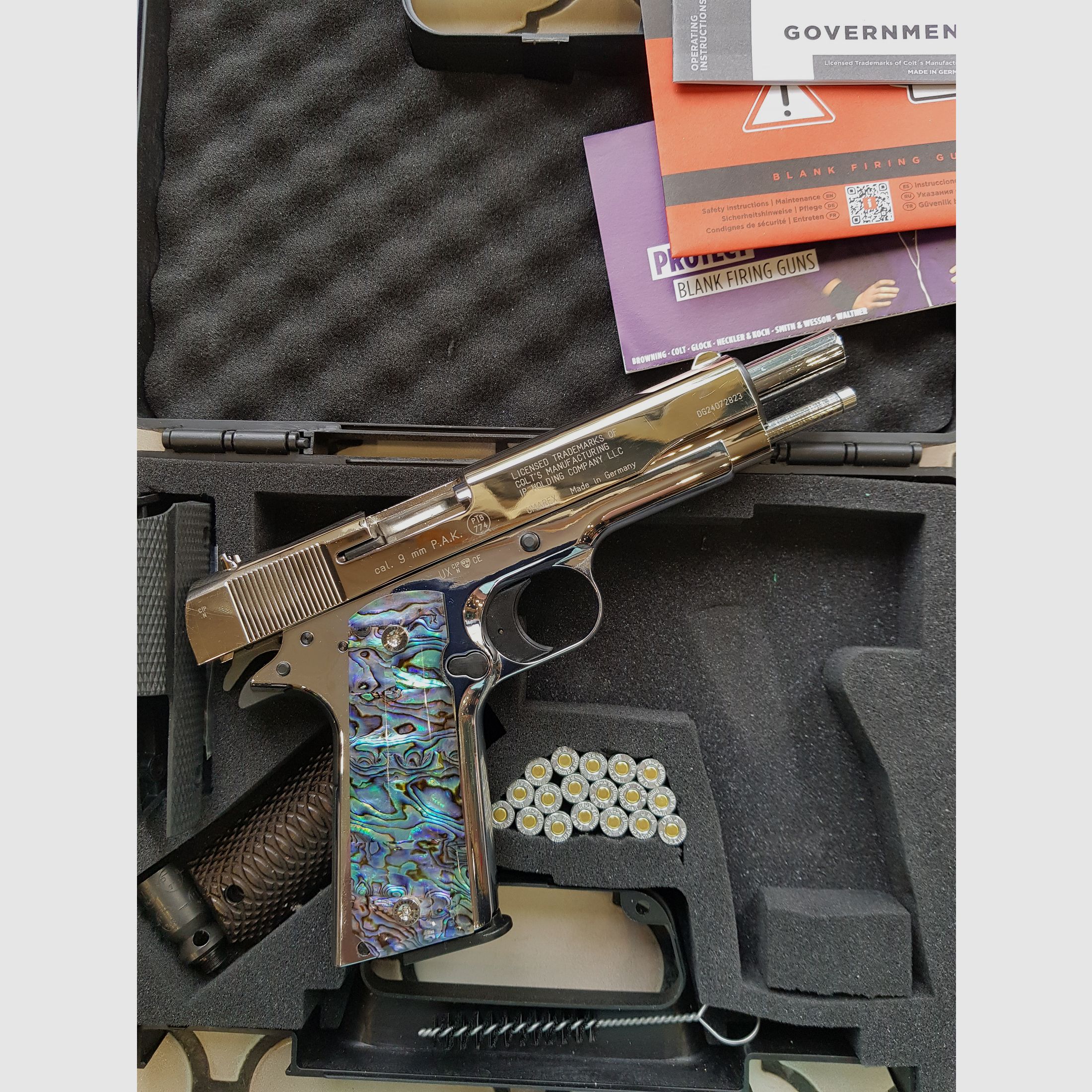 Vitrinen Stück zu verkaufen: Colt 1911 in Chrom