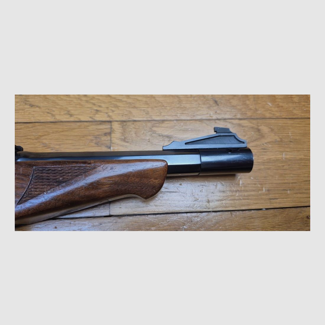 Redoutable Pistolet Thompson Center – Modèle Contender – Canon 8 pouces ! – Rare en calibre 44 Magnum et 44 Special – Arme de Rochester de fin 1972 – Bons bois – Indispensable poignée Pachmayr – Superbe canon à frein de bouche – Excellente Mécanique et détente – Belle arme d&rsquo;entrainement et de précision – TBE/TBE+, image 28 sur 29