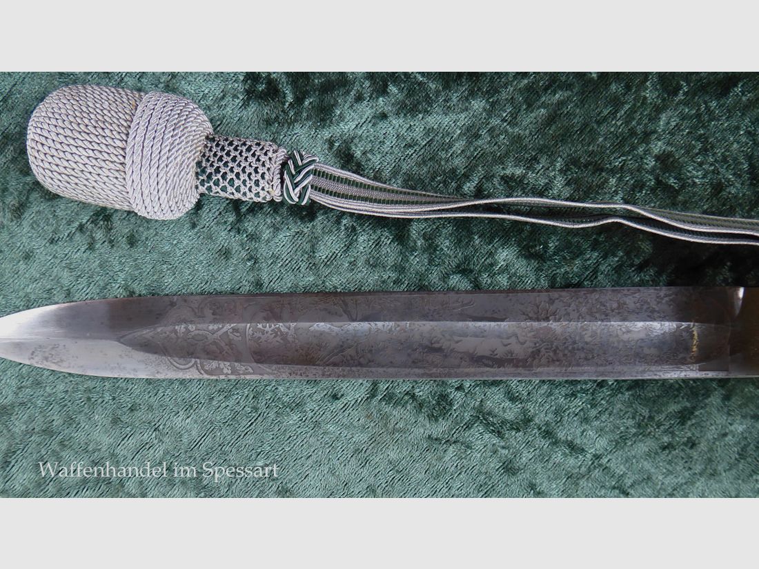 Cacciatore di cervi con recipiente a manico in versione decorativa dell'epoca della seconda guerra mondiale.