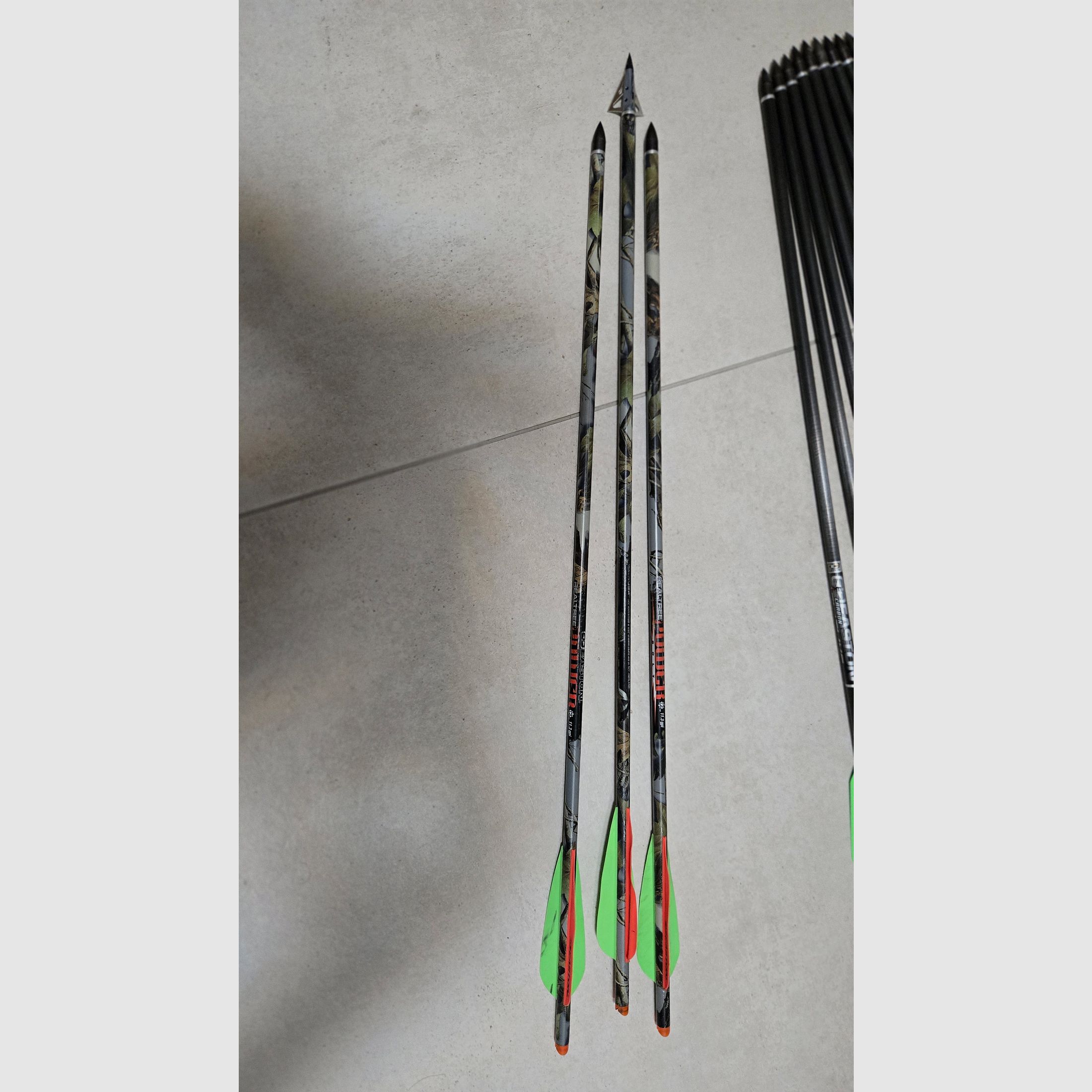 3x Carbonbolts 22“ Easton Realtree Power 11.3 GPI con punte da 125gr + punta da caccia - freccia in look mimetico