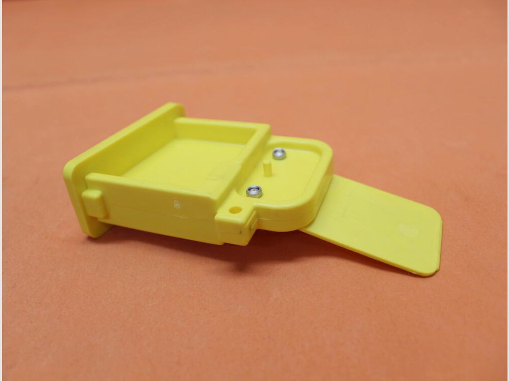 Boonie Packer AR-15: Bloqueo de perno del pozo del cargador de seguridad BooniePacker de polímero amarillo con bandera de puerto de eyección