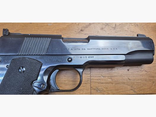 Wunderschöner und echter Colt 1911 in 22LR – Trainingswaffe – „United States Property“ – Einzigartiges Set – Basierend auf einer Colt-Umrüstung und einer wunderschönen Waffe von 1943 – Makellose Mechanik – Neuer Lauf – Prächtige Brünierung im schönsten Colt-Blau – Beste Grundlage für das Training mit der 1911 – TBE++