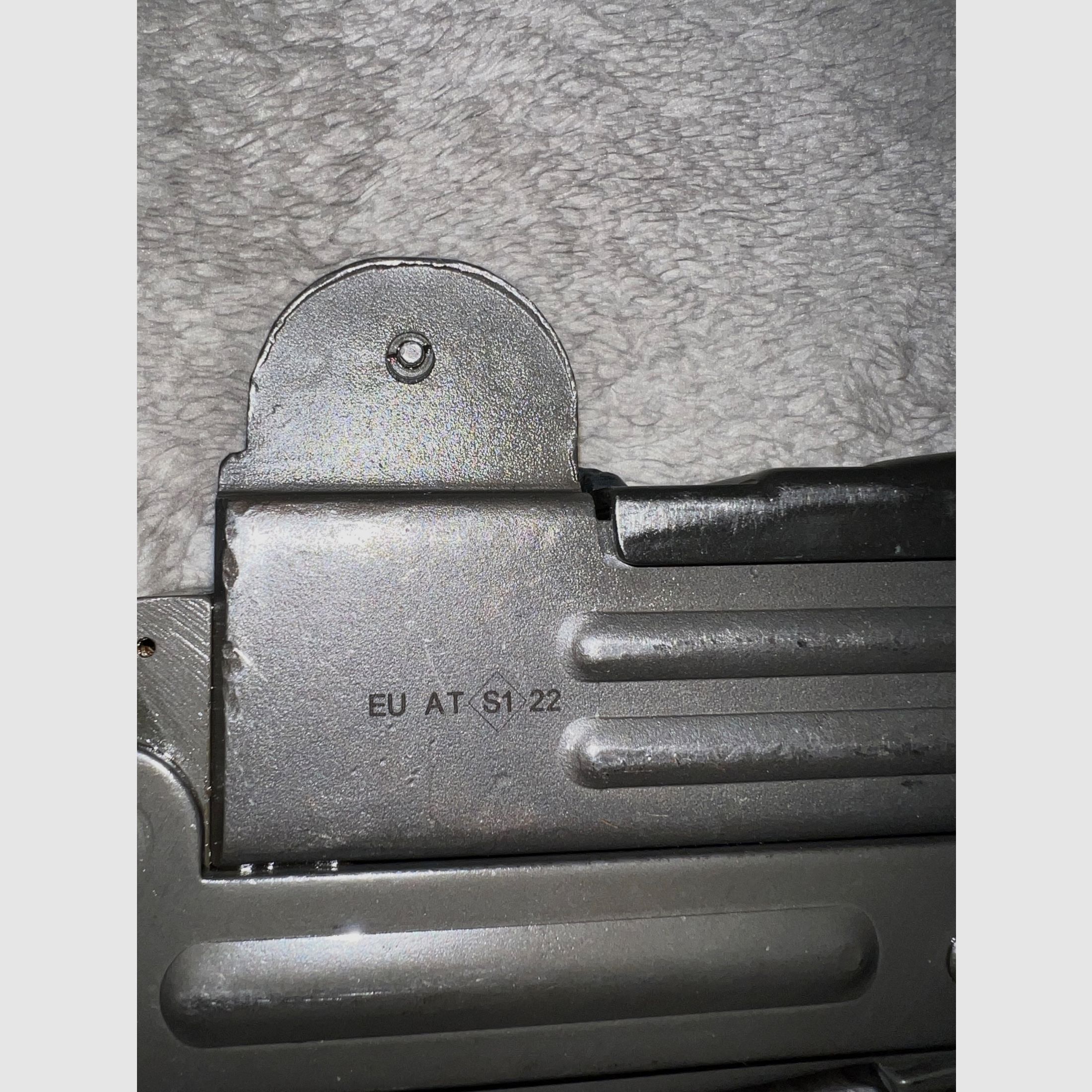 Original IMI Uzi submachine gun – EU deactivated firearm (AT 2022) – Rare Israeli military version with Hebrew stamps & intact folding stock