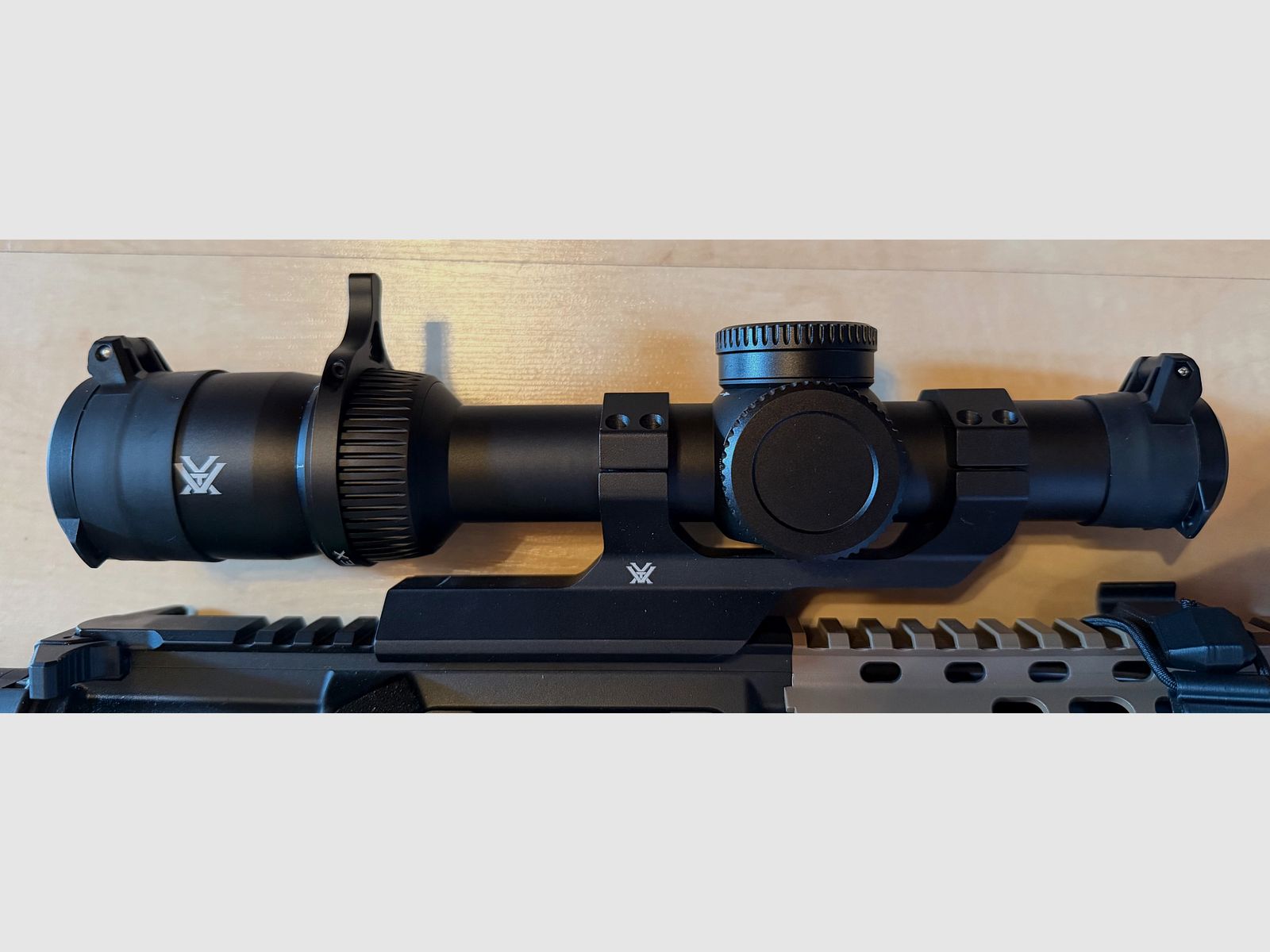 Vortex Strike Eagle 1-10x24 FFP EBR8 BDC MRAD + Vortex scope mount, immagine 1 di 3