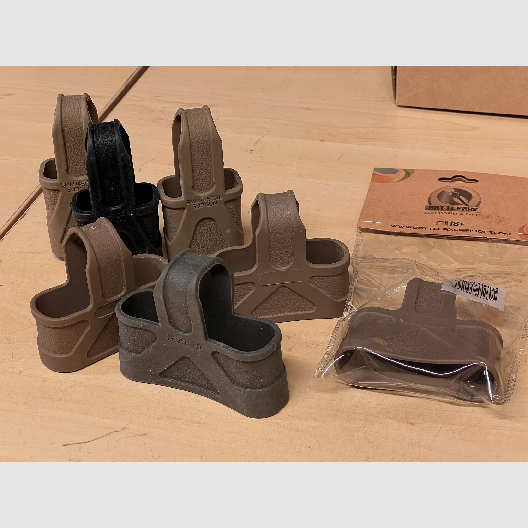 Konvolut verschiedener Magazin Schnellziehhalterungen gummiert für MP5, M4 & SR25