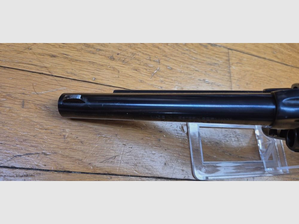 Schöner Revolver Sauer & Sohn Western Six Shooter — .45 Long Colt — Prüfzeichen Kiel von 1968 – SAA 1873 – Sechs Zoll Lauf – Gute Nussbaum-Griffschalen in TBE – Sehr gute Mechanik – Wunderschöner Spiegel-Lauf / Kammern ebenso – Sehr schöner Buscadero 100% in TBE inklusive! – Waffe in BE+/TBE, Bild 16 von 29