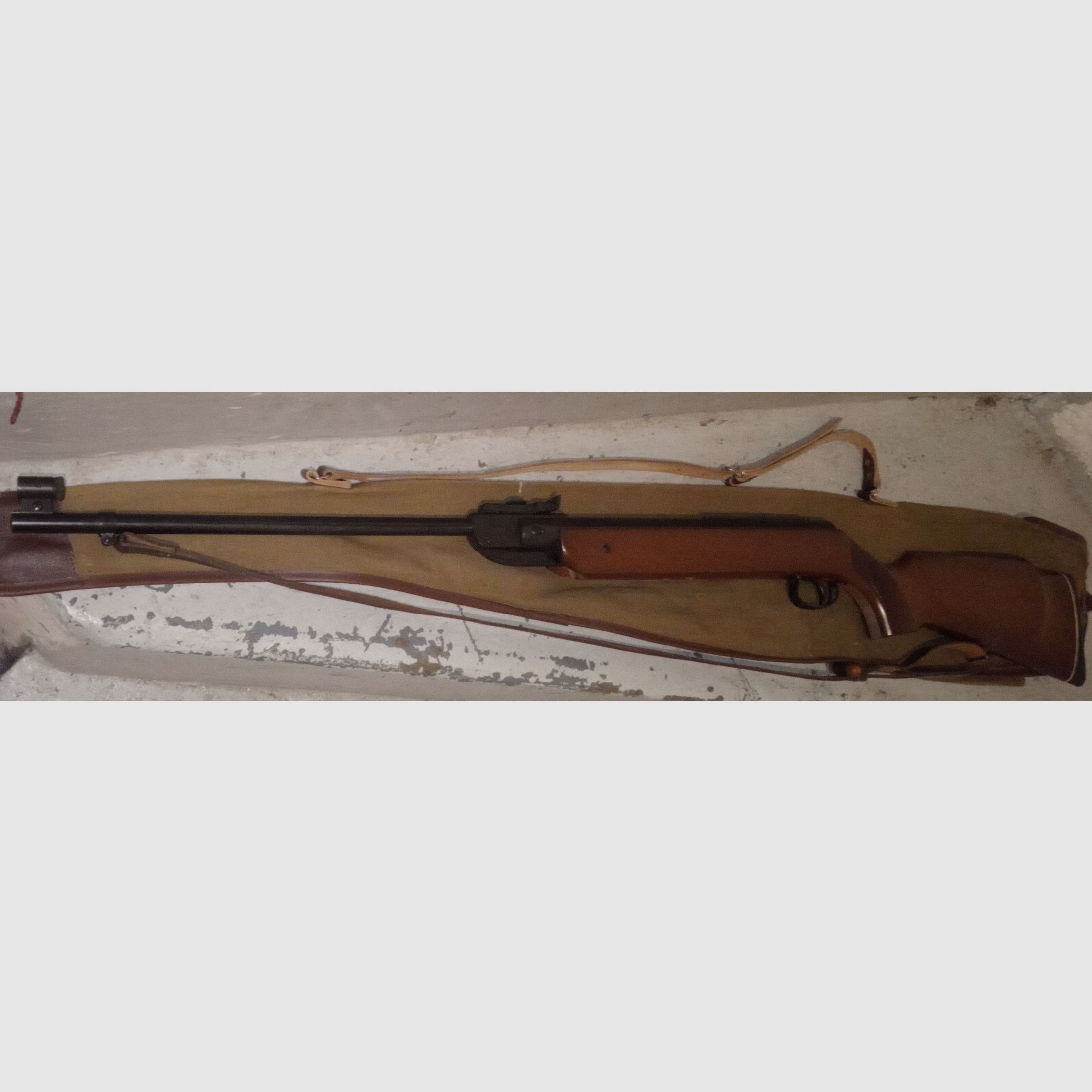 État impeccable carabine à air Diana Model 35; avec F signe 4,5 mm sac et sangle en cuir