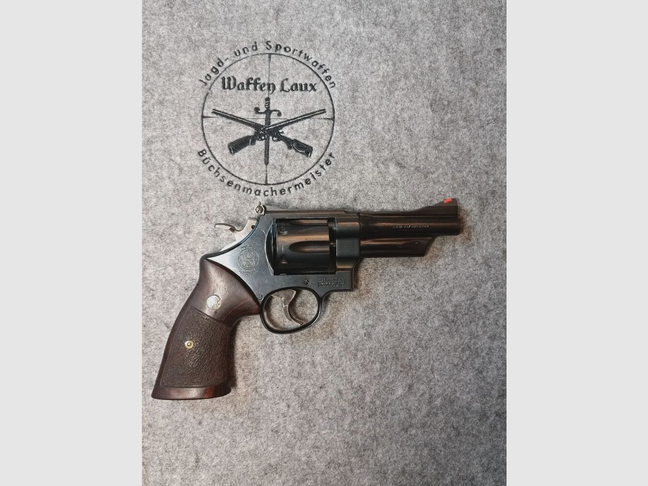 Smith & Wesson Mod. 27-3 Brüniert mit punzierten Holzgriffschalen