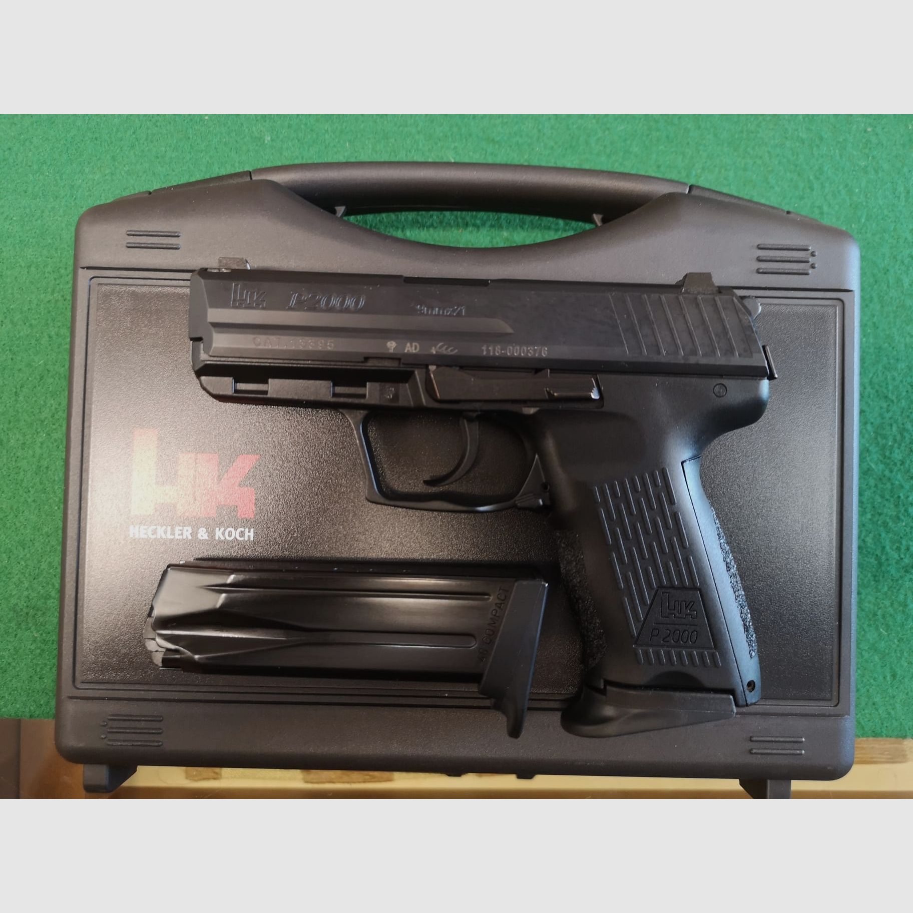 Pistolet semi-automatique. + 1 chargeur d'occasion HECHLER & KOCH P2000
