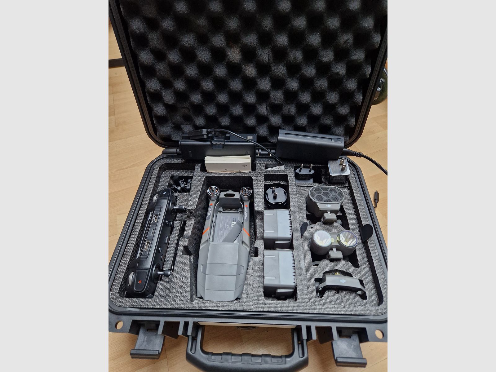 NUOVO DJI Mavic 2 Enterprise Advanced termografia 640 tempo di volo totale del dispositivo due ore entrambe le batterie hanno solo 4 cicli di carica.