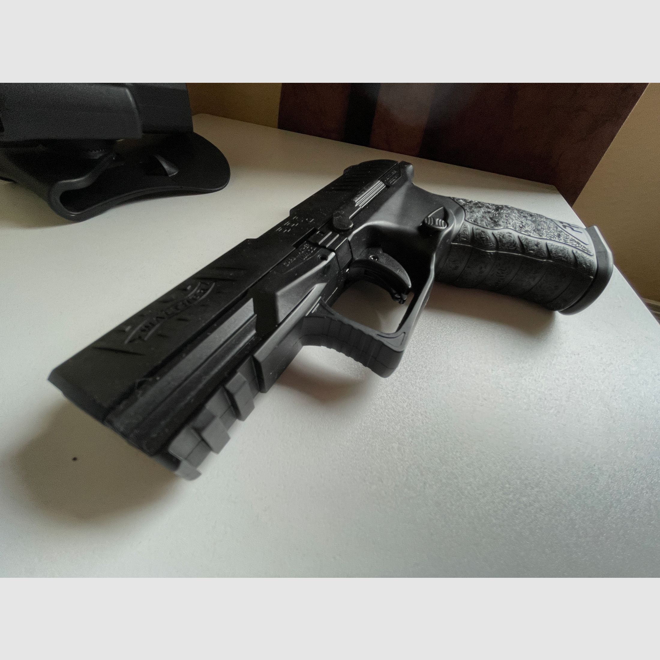 Walther PPQ Airsoft mit zwei Magazinen und Holster