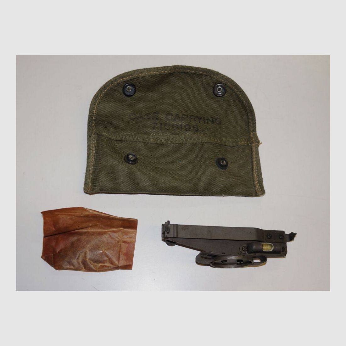 M1 Granatvisier M15 für die US-Gewehre Mod. 1903, 1903 A1, 1903 A3, Garant M1 und 30 M1 Carbine komplett mit Montagematerial und Tasche. Das Montagematerial sowie das Visier, bis auf eins, selbst sind