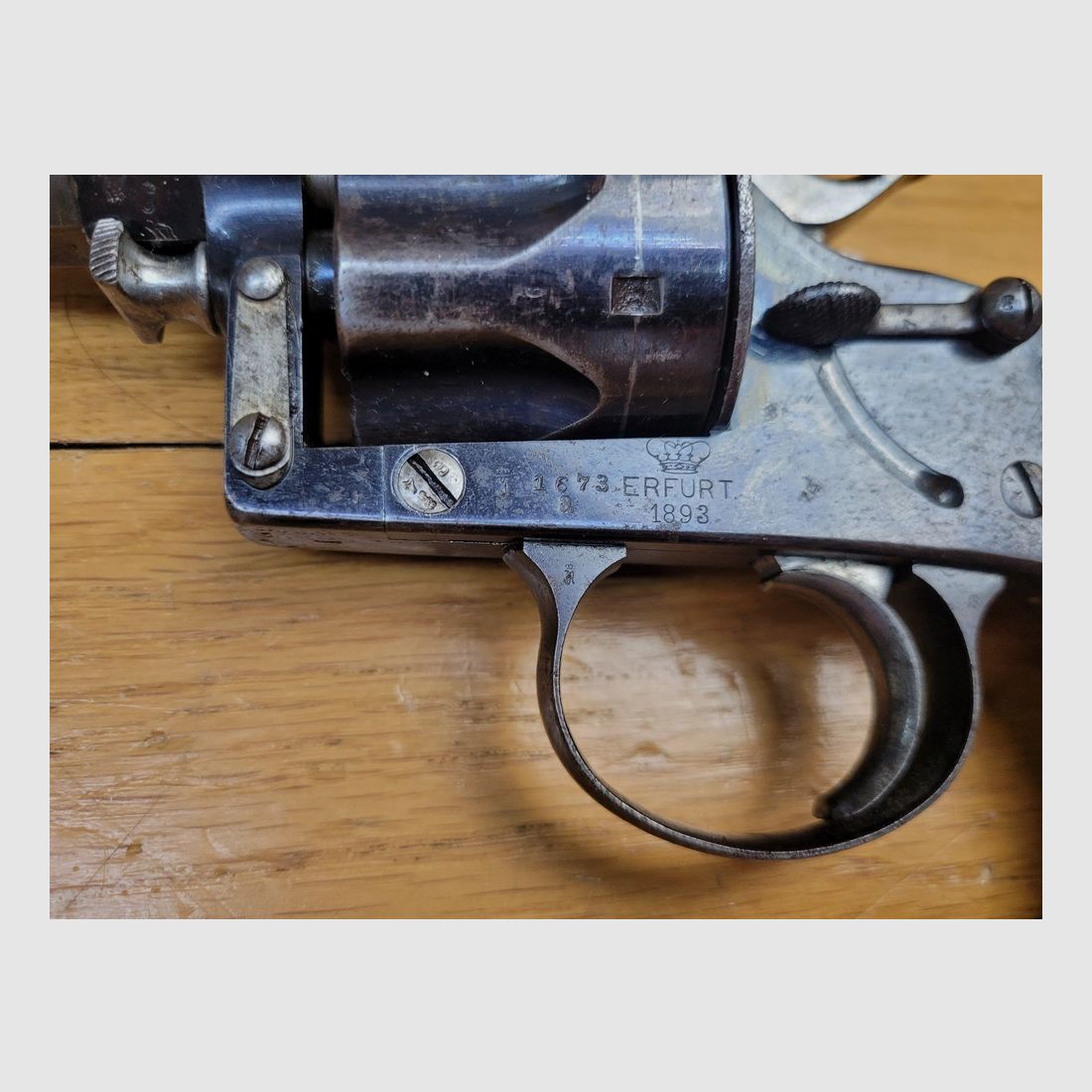 Sehr schöner Reichsrevolver 1883 – Kal. 10,4 original – Herstellung Erfurt von 1893 – Schöne reguläre Stempel – 80% seiner ursprünglichen glänzenden Brünierung – Wunderschöner Lauf und Kammern – Waffe mit einer Matrikelnummer – Seltenes originales Schneider Briegl-Futteral – TBE+, Bild 27 von 27