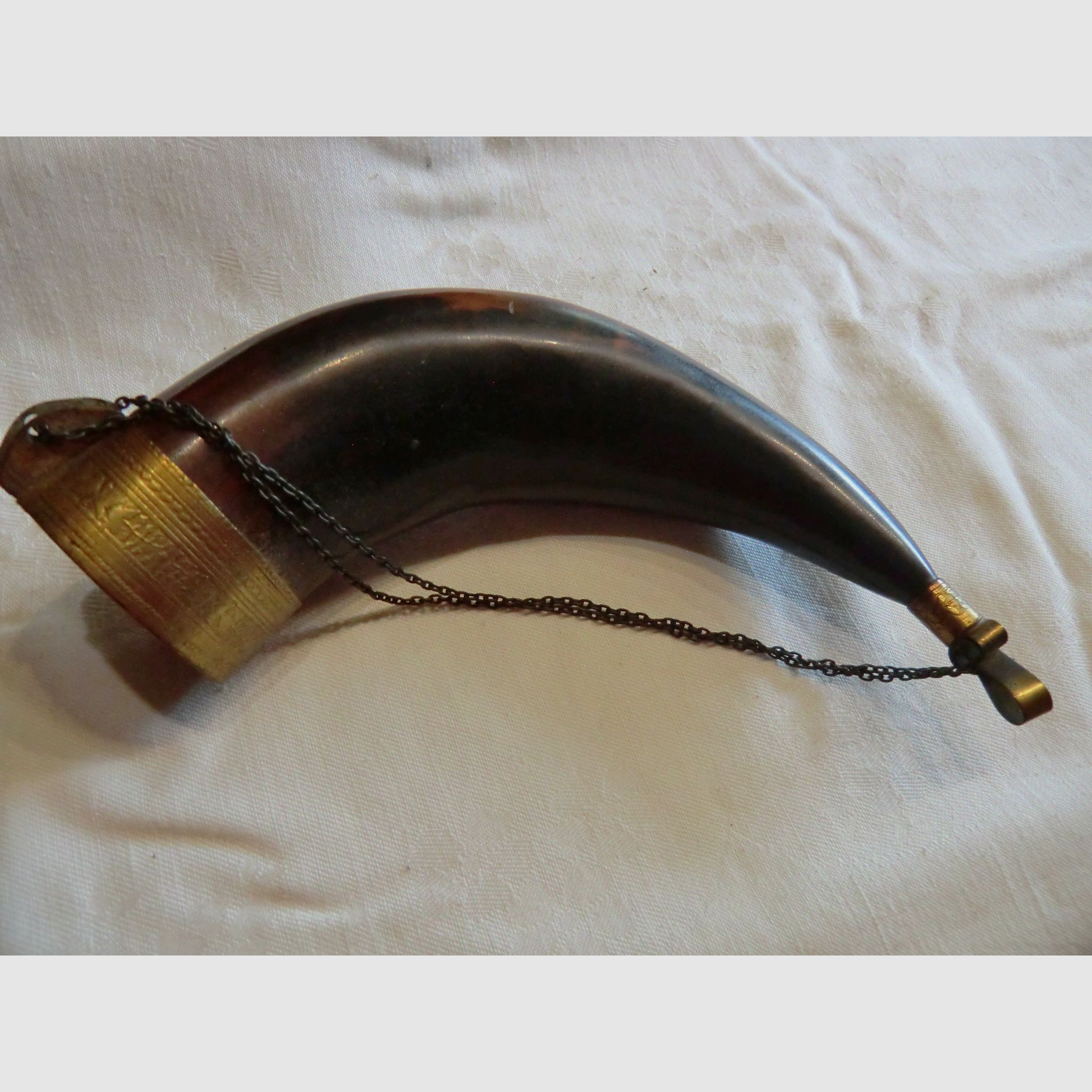 Pulverhorn mit Kette