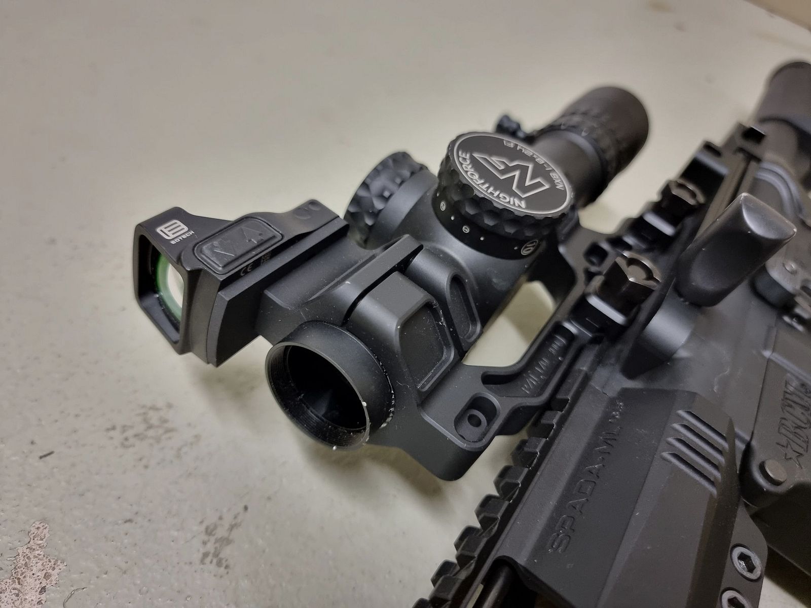 AR15 personalizzato superlativo nello stile di John Wick. Cal. 223 Rem. Solo componenti di alta qualità. Opzionale con Nightforce NX8!