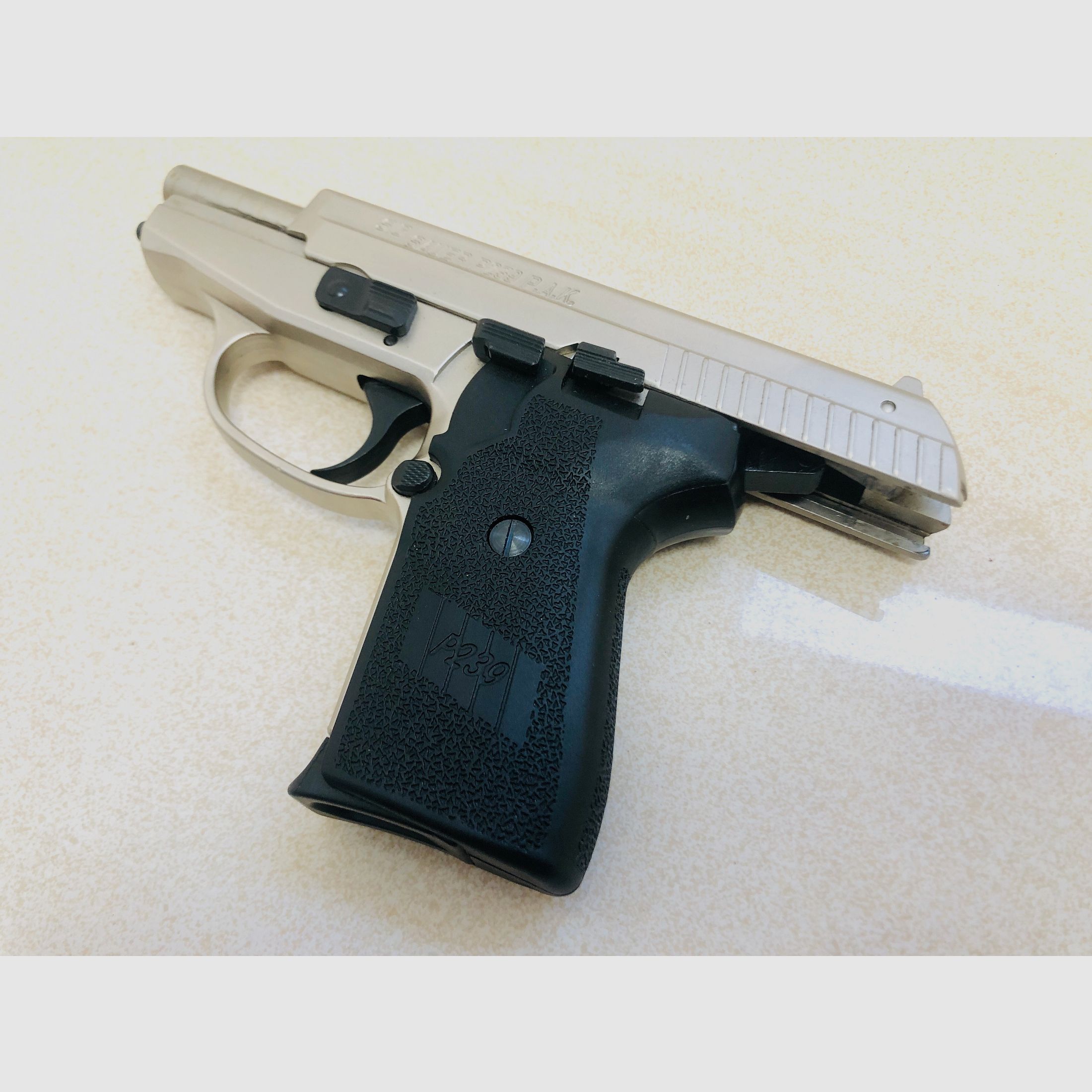 ••• SIG SAUER P239 schreckschiesspistool / nikkel / accessoires / originele verpakking / PTB 874 •••