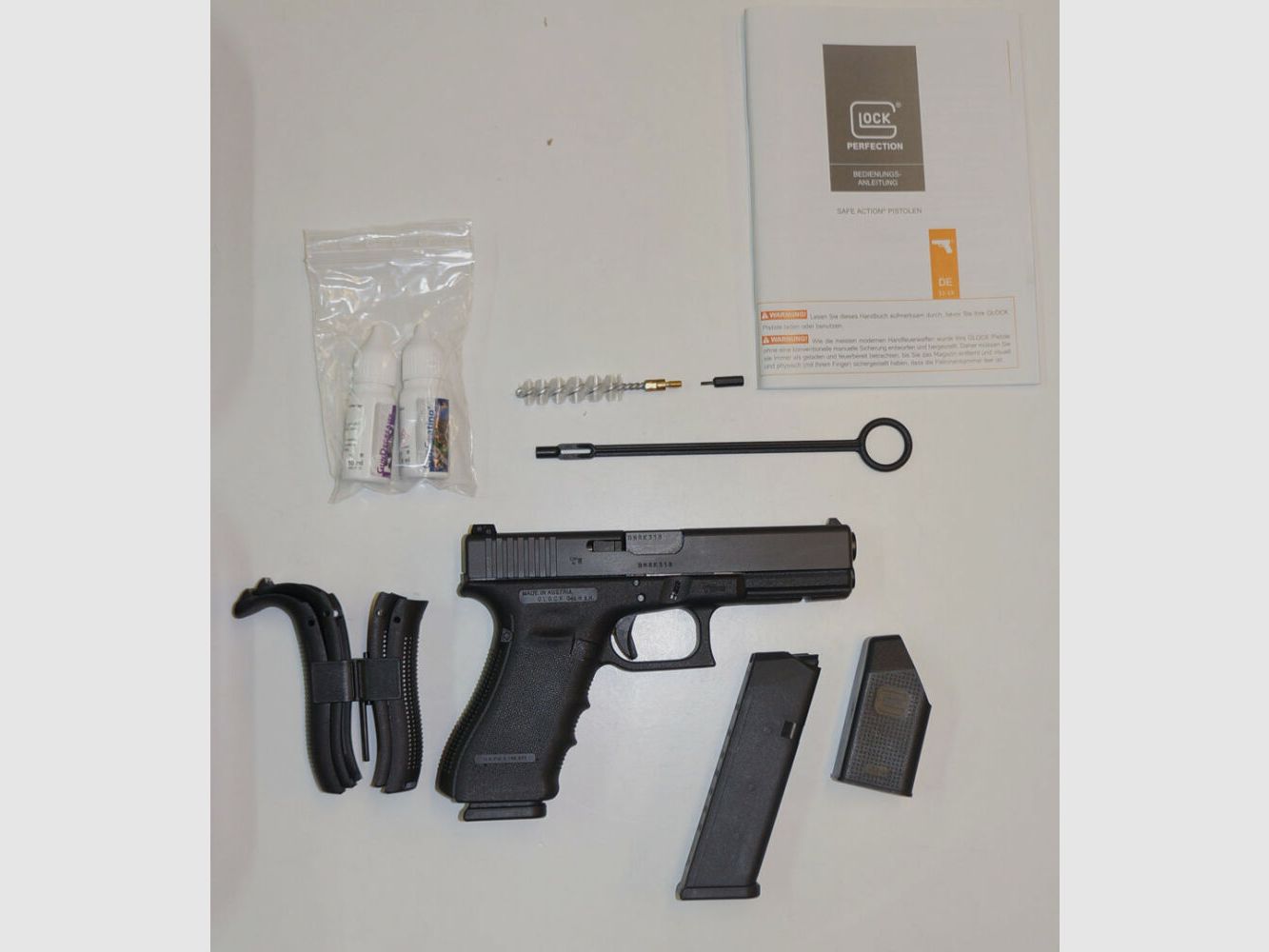 Glock pistol Glock 17 Gen4 in caliber 9mm Para (9x19) including accessories