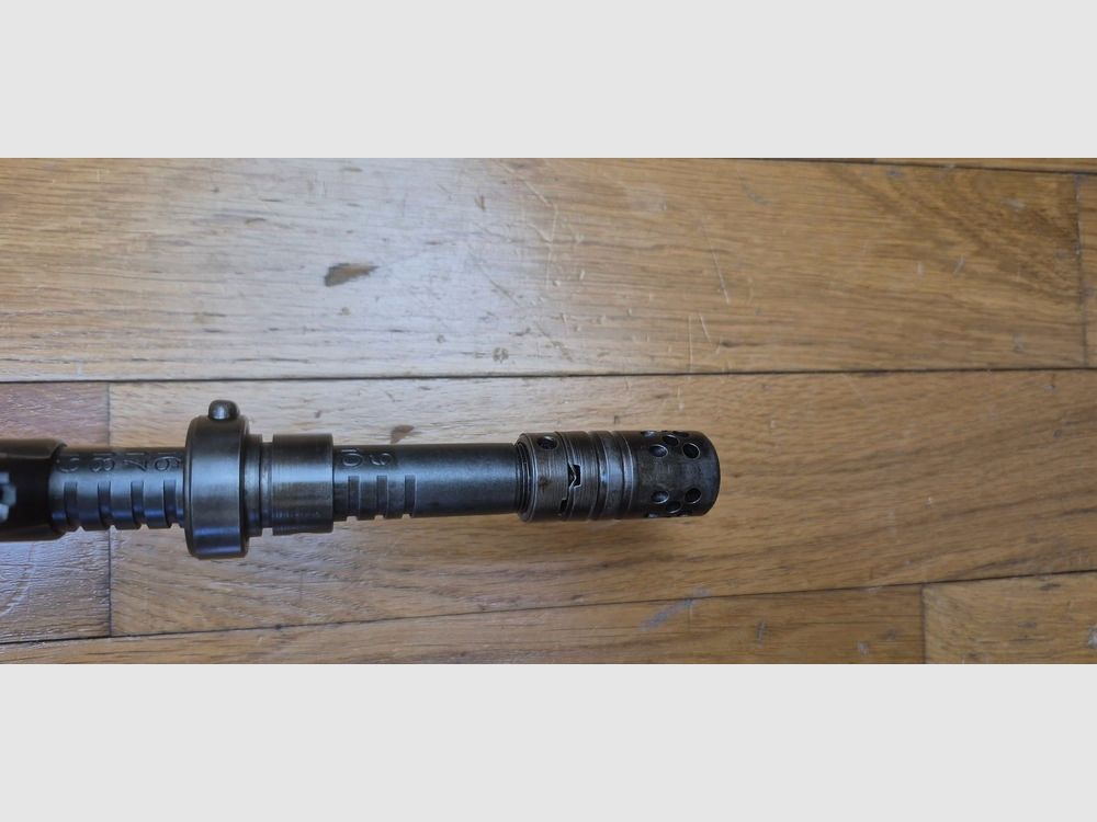 Mooie en zeer zeldzame semi-automatische shotgun MAS 49-56 – Origineel kaliber 7,5 x 54 MAS – Mythisch wapen – Zeer goede mechanische werking – Mooie loop met duidelijke groeven – Goede esthetische staat – twee 10-schots magazijnen – Nachtvuur- en blanco-vuurapparaat (zeldzaam) – Geweerriem – Zeldzaam wapen in uitstekende staat, afbeelding 23 van 35