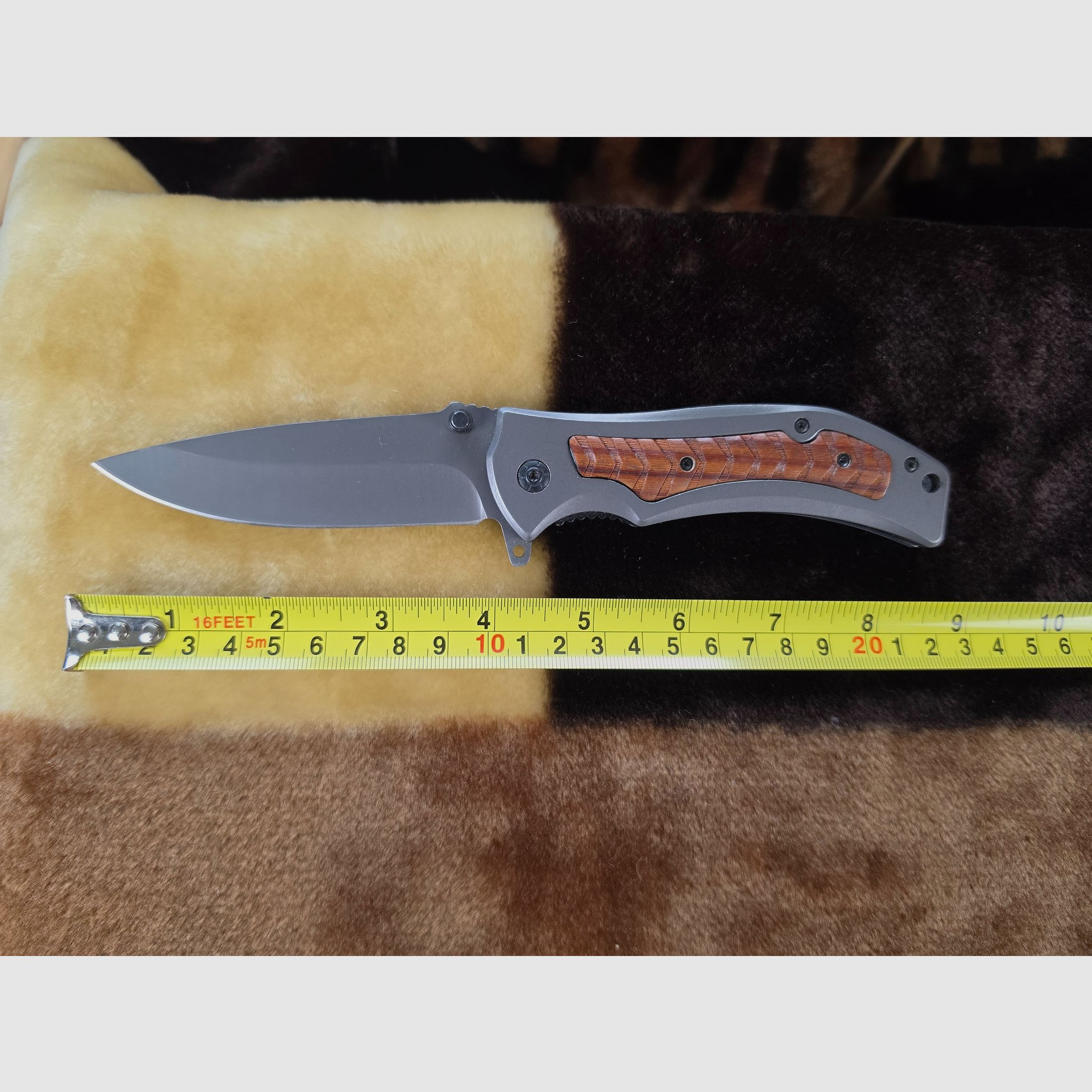 Cuchillo táctico plegable con empuñadura efecto madera, clip para cinturón y flipper (cuchillo de una mano / EDC), imagen 1 de 5