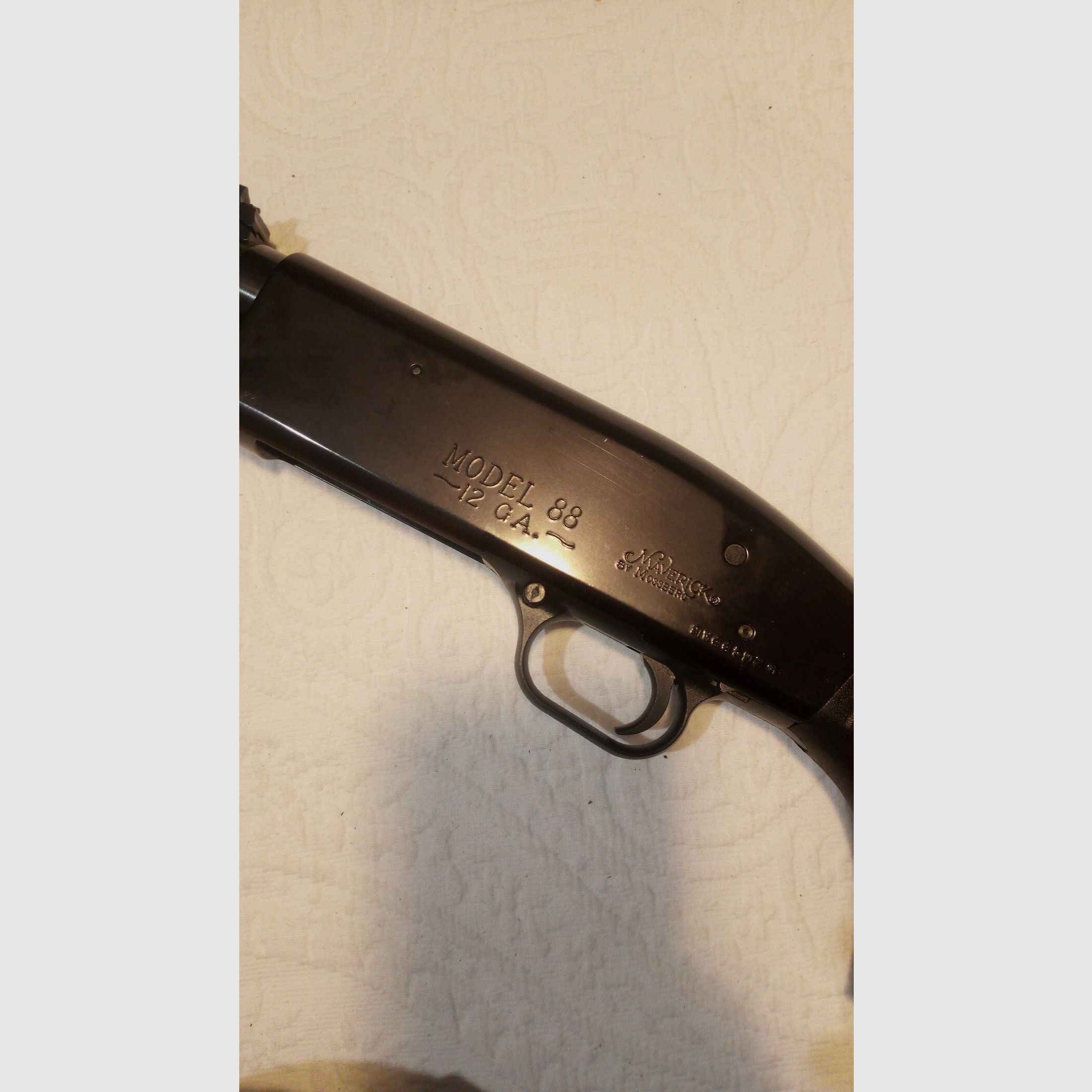 Fucile a ripetizione con calcio anteriore Mossberg Maverick 88 con mirino regolabile nero e portazione della canna usato LL 60cm nel calibro 12/76 Cat. B