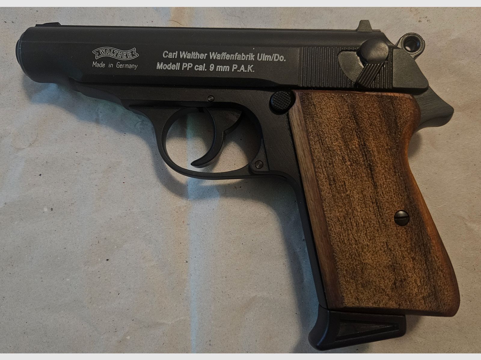 Walther PP Schreckschuss Pistole Kal. 9mm P.A.K. schwarz brüniert braune Griffschalen