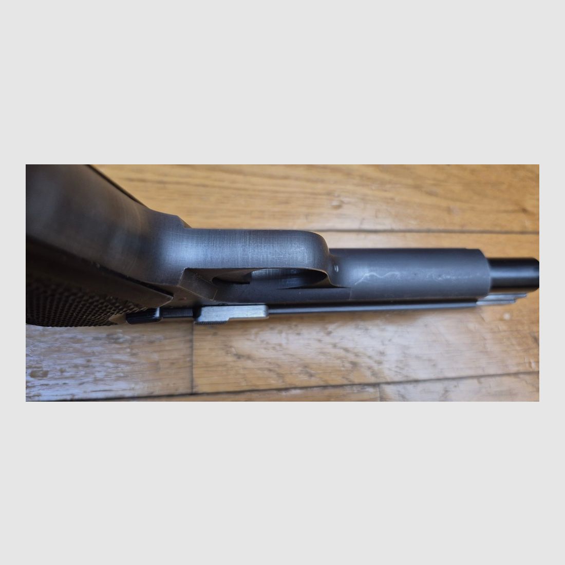 Sehr schöner SIG P210-2 Pistol – Mythos des 9 para – Militärwaffe des 4. Vertrags – Ca. 1955/56 – Sehr schöne Brünierung – Traumhaftes Funktionieren und Lauf – 2 zusätzliche Magazine und Holster (das komplette Paket!) werden zusätzlich mitgeliefert – Zustand TBE++/TBE+++!, Bild 11 von 28