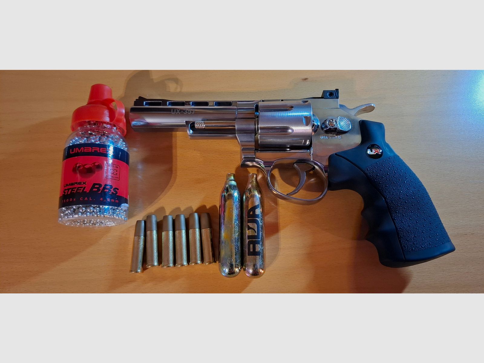 Verkaufe Umarex UX 357-4,5mm BB CO2 Revolver. Zustand wie neu.