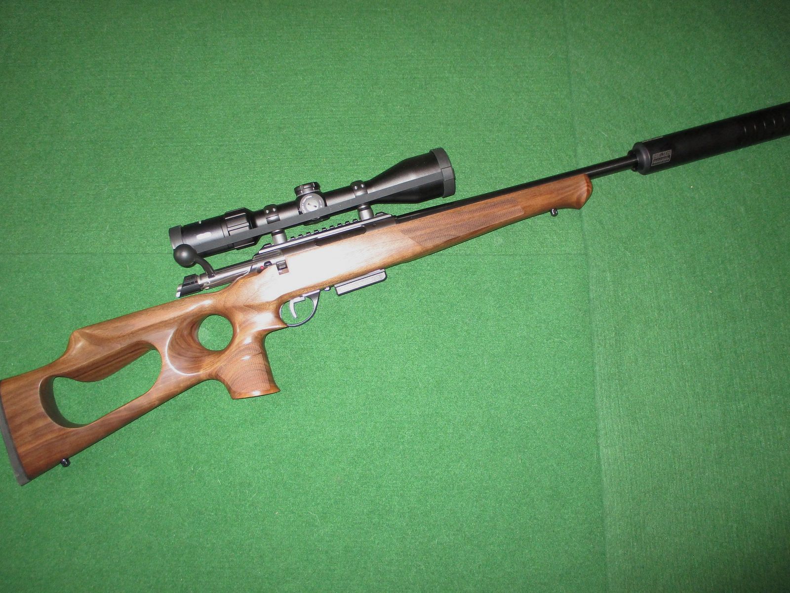 Anschütz 1771, cal. .223 con suppressor y scope