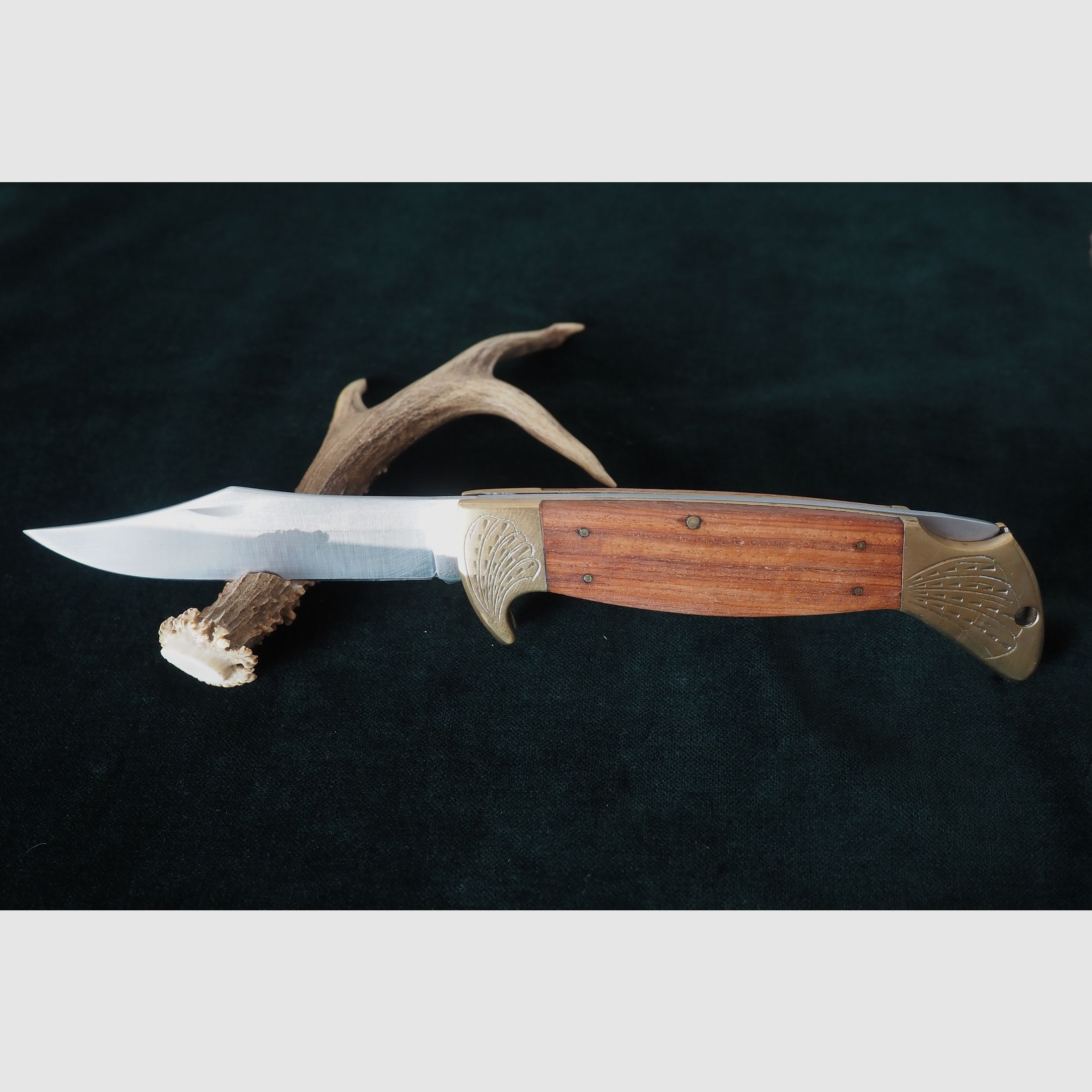 Duże scyzoryk z mosiężnymi okładzinami, bardzo masywna ,,potworna część,,