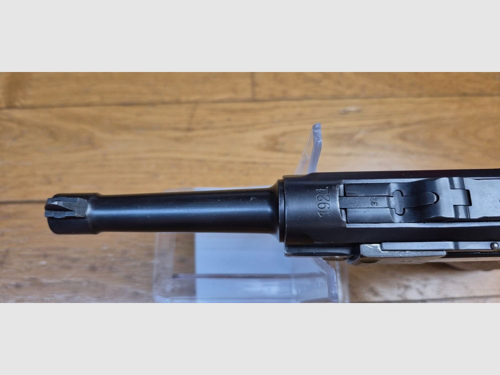 Sehr seltener und schöner Luger P08 Polizeipistole – Weimarer Zeit – Sonderanfertigung DMW von 1920 bis 1921 Polizei /Armee – Eine der 45.000 neu produzierten sogenannten „Alphabet DWM“ – Seltene Abzugssicherung „Schywie“ nach 1933 – Vollständig monomatrikuliert außer Magazin – Sehr schöne Mechanik und Ästhetik – Sehr guter Lauf – Seltenheitszustand und von großer Seltenheit – TBE+/TBE++, Bild 16 von 24