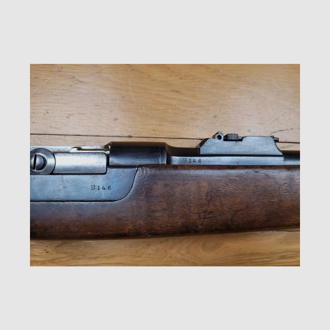 Rarissime portugiesisches Kavalleriegewehr Modell 1886 – Kropatschek-System – 3.000 Exemplare(!) von Steyr – 8x56mm Original – Wunderschöne Macarons – Waffe von 1886 mit Monogramm von König Ludwig I. – TBE, Bild 7 von 33