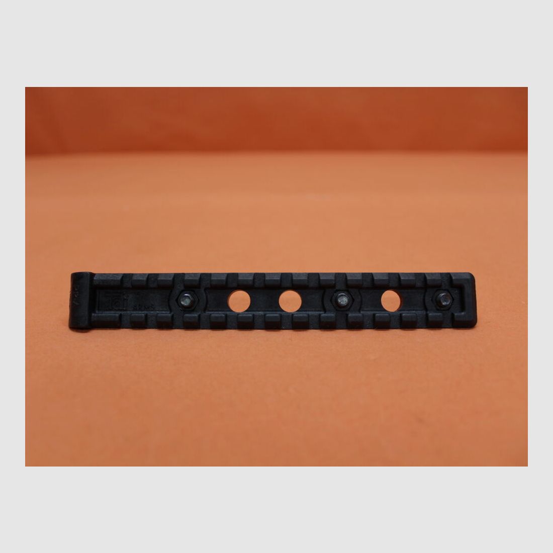 CAA Tactical AR-15: Riel Picatinny TDI Polímero Negro (PR-A)/ Distancia entre agujeros del riel Picatinny 19mm/ Ø9,5mm