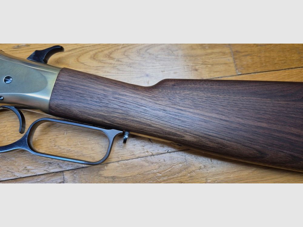Superbe et rare carabine Winchester modèle 1866 – Une « Yellow Boy » dans une peu courante fabrication Miroku au Japon – Rare cal.38 SP/38 spécial – Boitier bronze/laiton comme les originaux – 10 coups – Mécanique et bois à l&rsquo;état de neuf ou quasi neuf – Arme en fabrication moderne d&rsquo;exception et pièce rare – TBE+++, image 37 sur 51