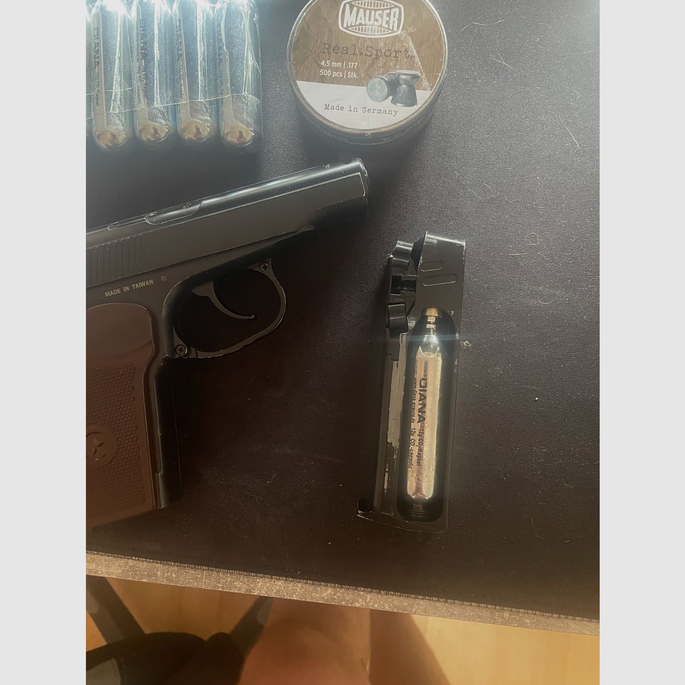 CO₂ Luftpistole PM Makarov 4,5 mm BB – mit Zubehör (Set)
