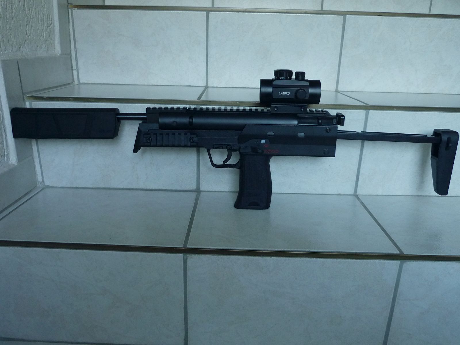 Arme à air avec signe F