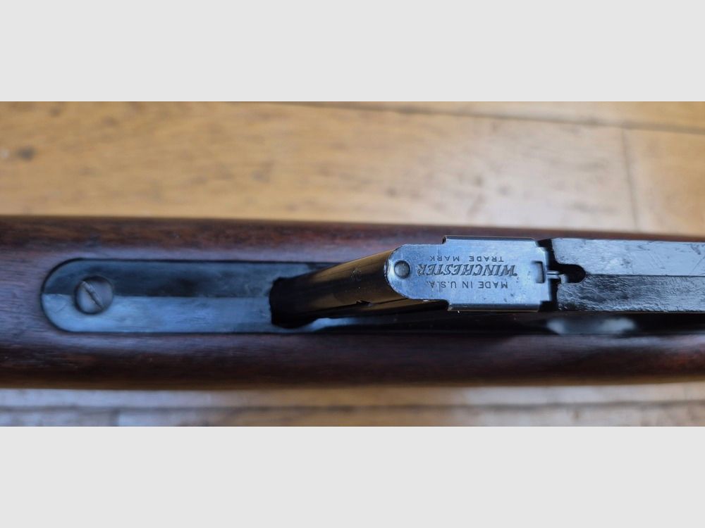 Sehr schöne Winchester Model 77 – Selbstladebüchse im Kal. 22LR – Die Begleiterin des jungen Amerikaners nach dem Krieg – Ideale Waffe zur Jagd auf Ungeziefer und persönlicher Feind jeder Dose! – 8 Schuss – Sehr schöne Verarbeitung von Winchester New Haven aus 1962 – Zustand mehr als sehr gut – TBE++, Bild 18 von 41