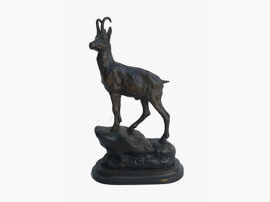 Lovergreen Bronzestatue Motiv stolze Gmse auf einem Felsen