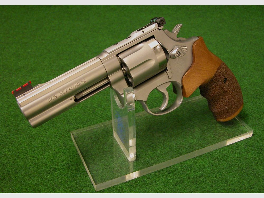 NEW BASIC COMBAT S&W 686-5 4"Zoll 357 Magnum