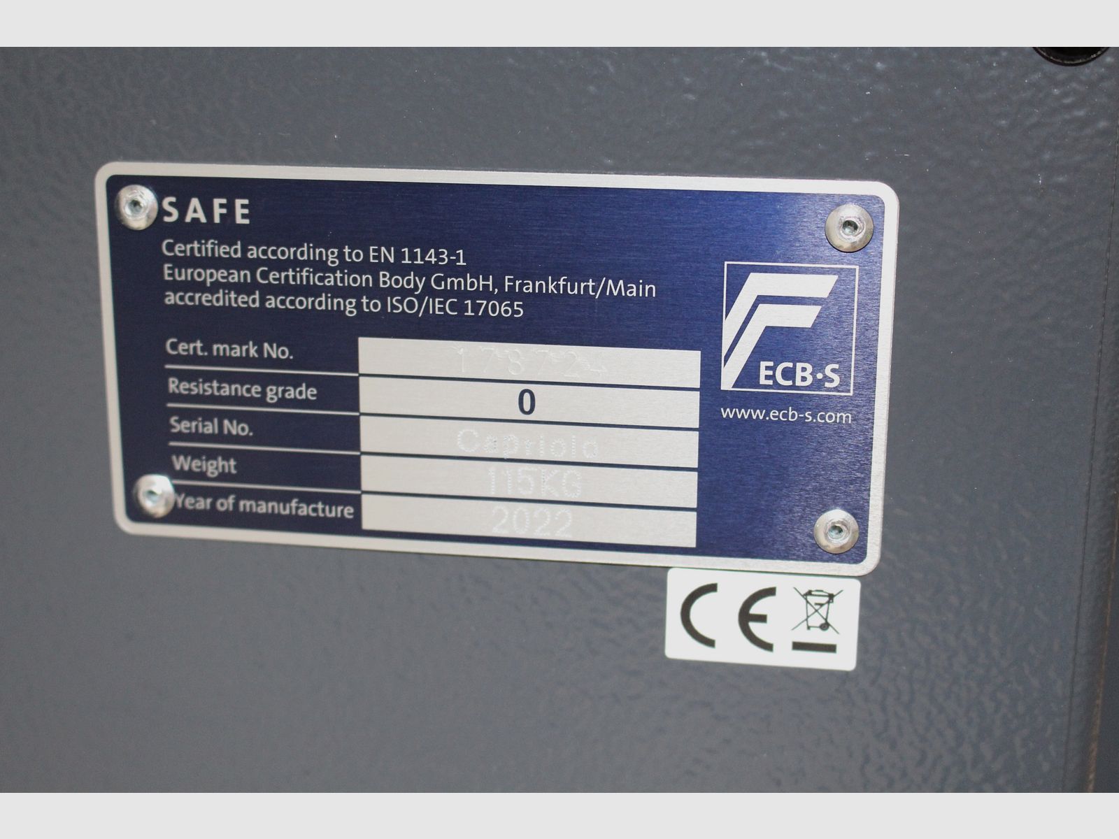 Waffenschrank in der graphitgrauen Farbe Grad 0 EN 1143-1 Safe 0-4 mit elektronischem Zahlenschloss S & G Spartan mit Tastatur und die Flinte als Geschenk erhalten